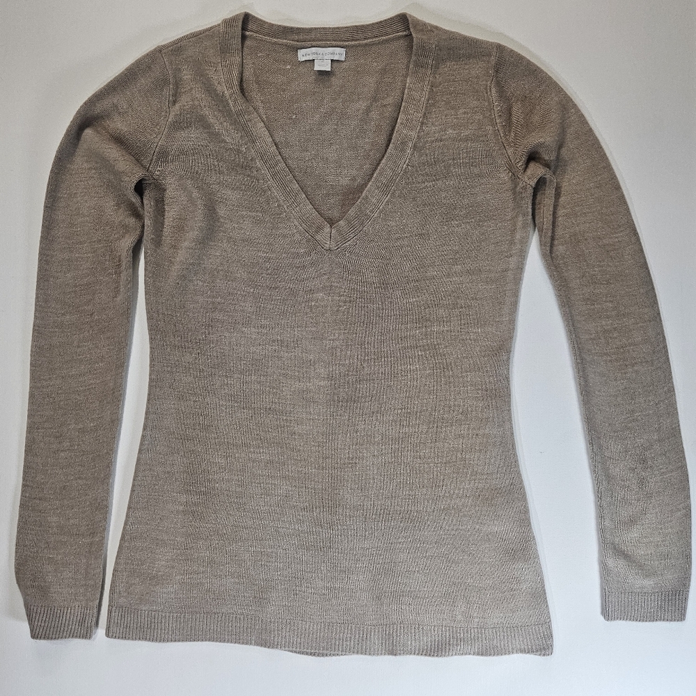 New York & Company V-neck Sweater XS Tan Lightweight Minimalist Business Casual